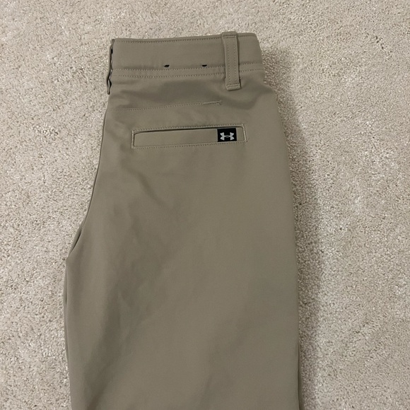 Boys Size Small Under Armour Khaki shorts - Picture 2 of 3